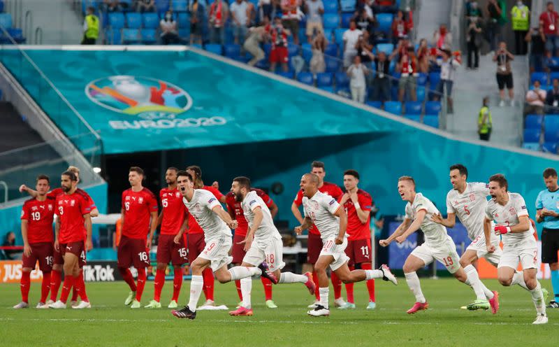 Los futbolistas de la selección española de fútbol celebran tras derrotar a Suiza por lanzamientos penales en los cuartos de final de la Euro 2020, en San Petersburgo, Rusia