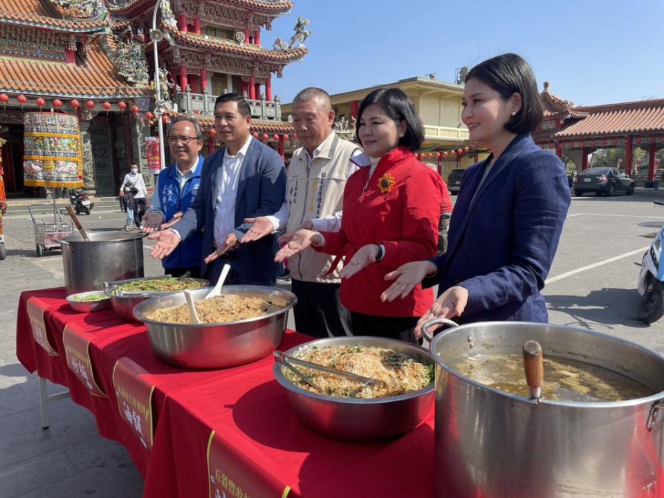 雲林縣馬鳴山五年千歲吃飯擔文化節，二月五日邀大家來呷平安餐。（記者陳正芬攝）