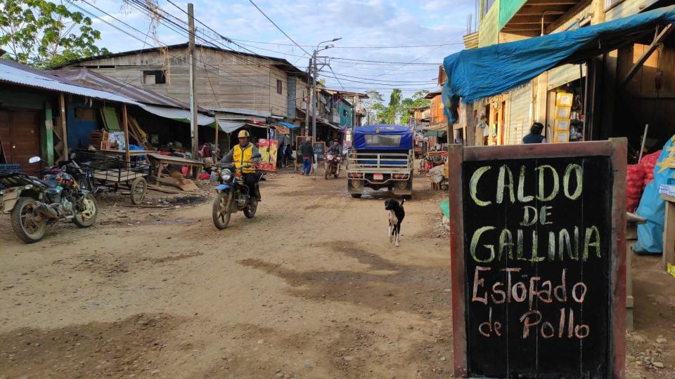 Una ciudad hecha con casas de madera y calles sin asfaltar