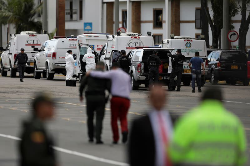 Imagen de archivo de policías y personal de seguridad en el lugar donde explotó un coche bomba en Bogotá, Colombia.