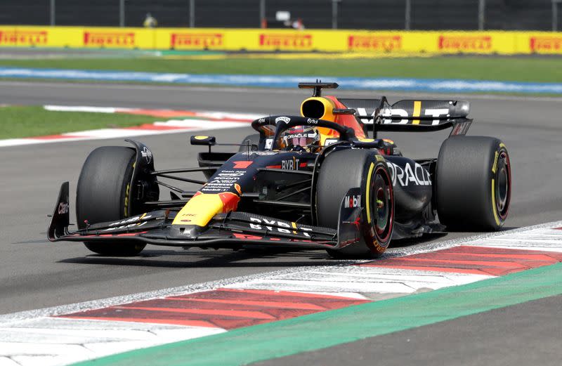 Max Verstappen en acción con su Red Bull durante la primera práctica del Gran Premio de la Ciudad de México