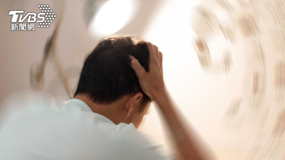 男大生只要沒喝能量飲料，就會出現嚴重偏頭痛。（示意圖／shutterstock達志影像）