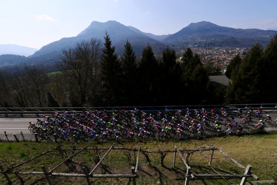 The peloton passing in the 2022 Trofeo Alfredo Binda-Comune di Cittiglio