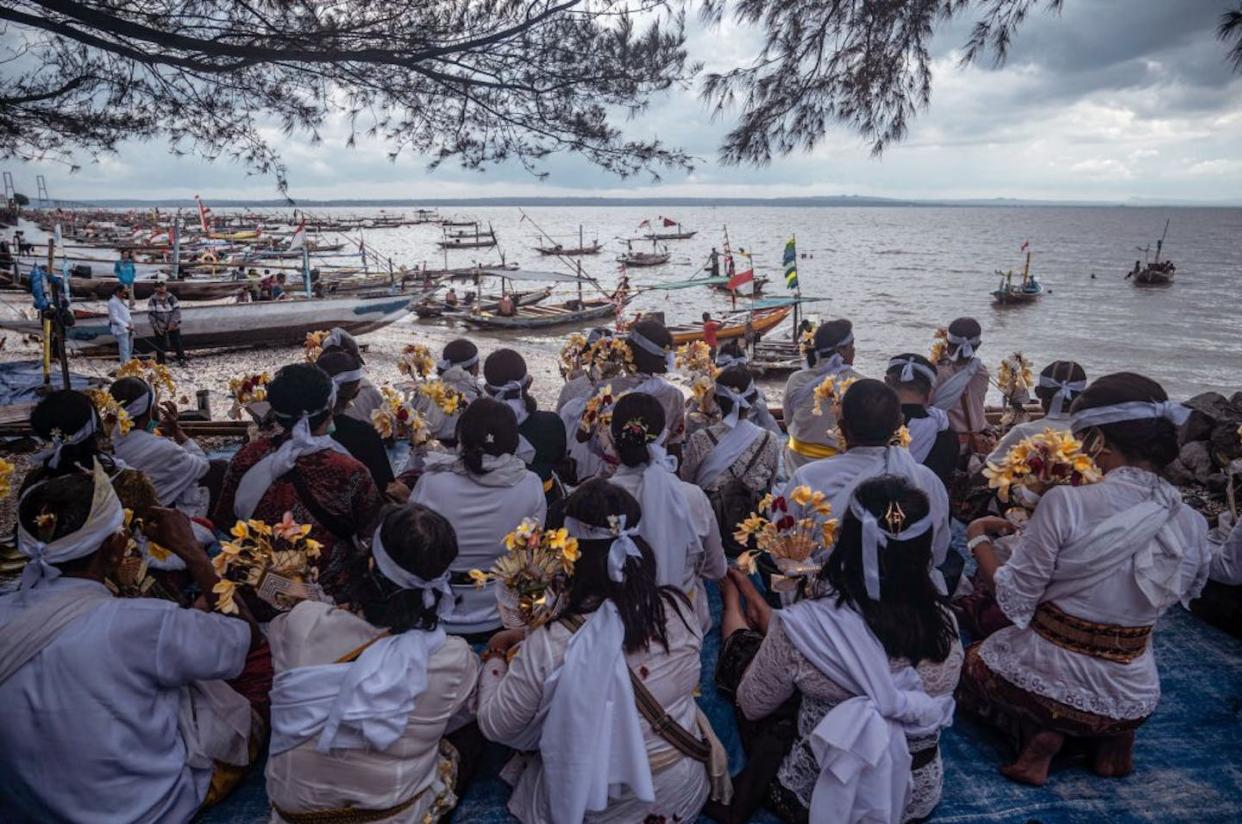 Hindu devotees prepare to scatter ashes of the deceased into the sea as part of Ngaben, a mass cremation ceremony, in Surabaya, Indonesia. <a href="https://www.gettyimages.com/detail/news-photo/hindu-devotees-prepare-to-scatter-ashes-of-the-deceased-news-photo/1243611860?adppopup=true" rel="nofollow noopener" target="_blank" data-ylk="slk:Juni Kriswanto/AFP via Getty Images;elm:context_link;itc:0;sec:content-canvas" class="link ">Juni Kriswanto/AFP via Getty Images</a>
