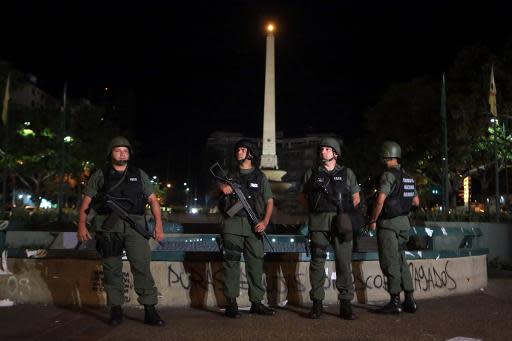 Un cuerpo policial vigila en las primeras horas del 17 de marzo de 2014 la plaza Altamira de Caracas (AFP/Presidencia | PRESIDENCIA)