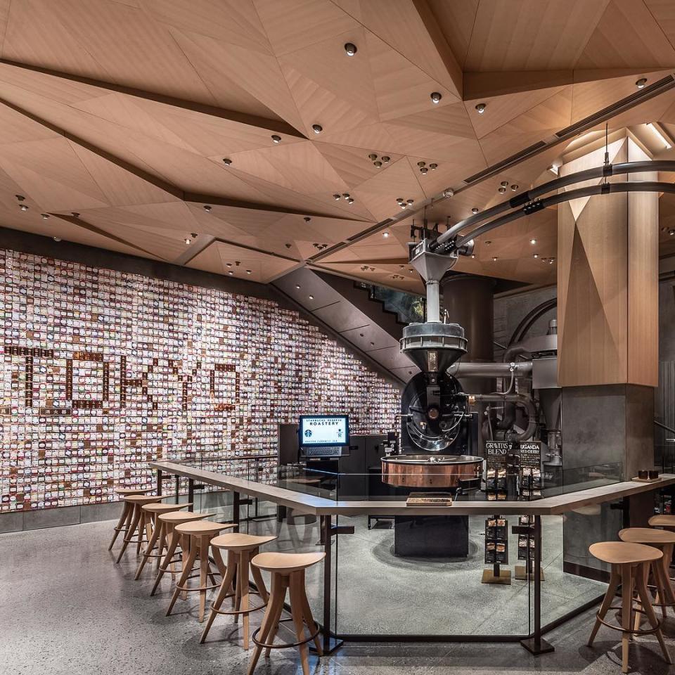 Hasta ahora, el establecimiento de la compañía de la sirena más grande era el Starbucks Reserve Roastery de Tokio, que fue inaugurado abril y cuenta con casi 3.000 metros cuadrados de superficie. (Foto: Instagram / <a href="http://www.instagram.com/p/BuZrcIBBIE9/" rel="nofollow noopener" target="_blank" data-ylk="slk:@starbucksreserve;elm:context_link;itc:0;sec:content-canvas" class="link ">@starbucksreserve</a>).