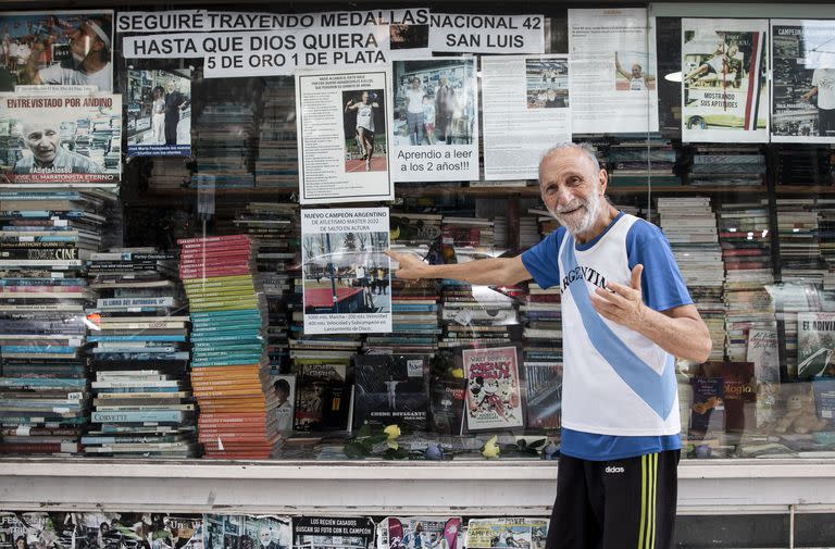 En la vidriera de la librería muestra su trayectoria como deportista 