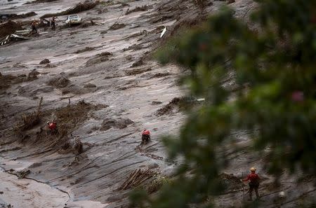 Rescue workers search for victims at Bento Rodrigues district that was covered with mud after a dam owned by Vale SA and BHP Billiton Ltd burst, in Mariana, Brazil, November 8, 2015. REUTERS/Ricardo Moraes