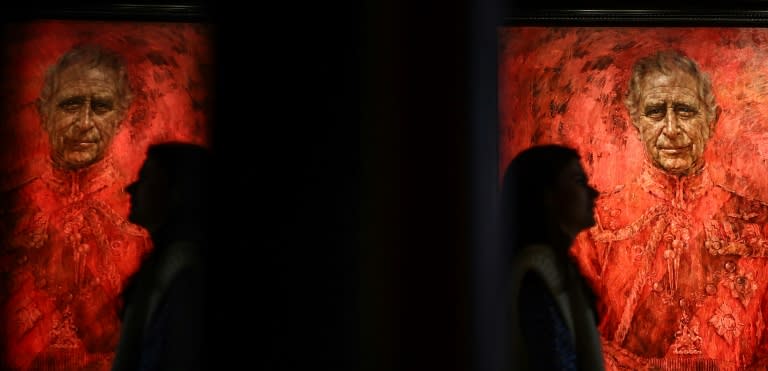 Una persona observa el retrato del rey Carlos III pintado por el artista británico Jonathan Yeo y expuesto en la Philip Mould Gallery de Londres, el 16 de mayo de 2024 (Henry Nicholls)