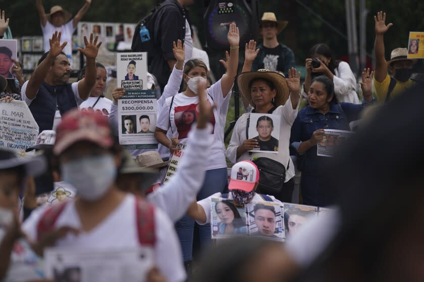 Parientes de desaparecidos participan en una protesta en Ciudad de México, el sábado 6 de agosto de 2022. (AP Foto/Fernando Llano)