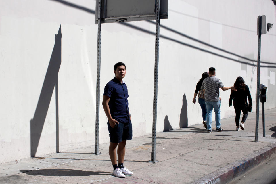 Carlos Yalibat, estudiante de la Universidad Estatal de California, campus Northridge, cuyos padres provienen de Guatemala, en Los Ángeles, el miércoles 14 de octubre de 2020. (Gabriella Angotti-Jones/The New York Times)