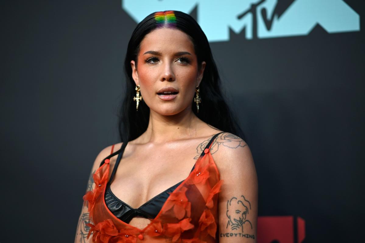 Halsey Apologizes For Triggering Eating Disorder Photo 8053