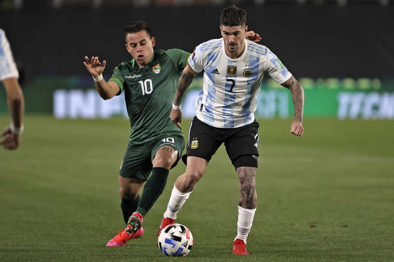 De Paul y la pelota, frente a Bolivia, en el último partido de la selección. Es el sexto jugador con más pases en el último tercio del campo (102) en las eliminatorias. En total, solo seis futbolistas pasaron la barrera de los 100. Entre los que llegaron a los tres dígitos es el más preciso (82,7%). 