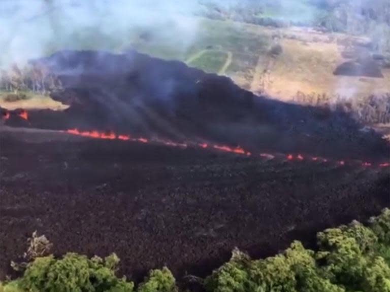 Hawaii volcano: New fissure shown blasting out lava in aerial footage