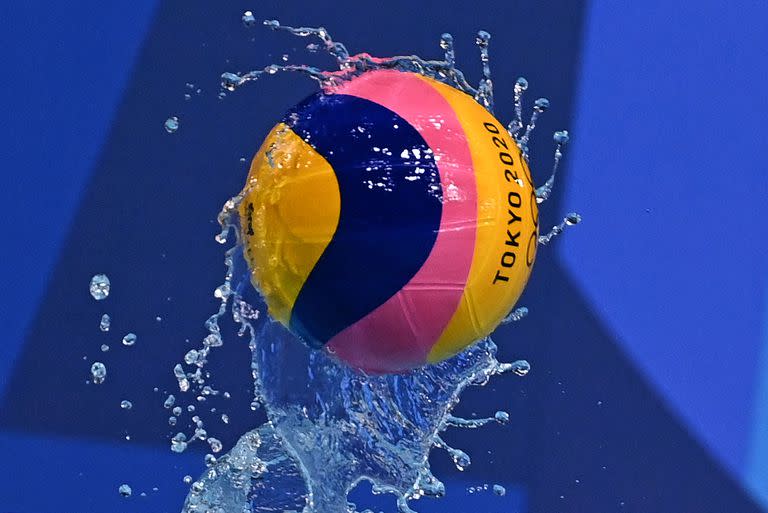 La pelota vuela, durante el partido de cuartos de final de waterpolo masculino entre Estados Unidos y España
