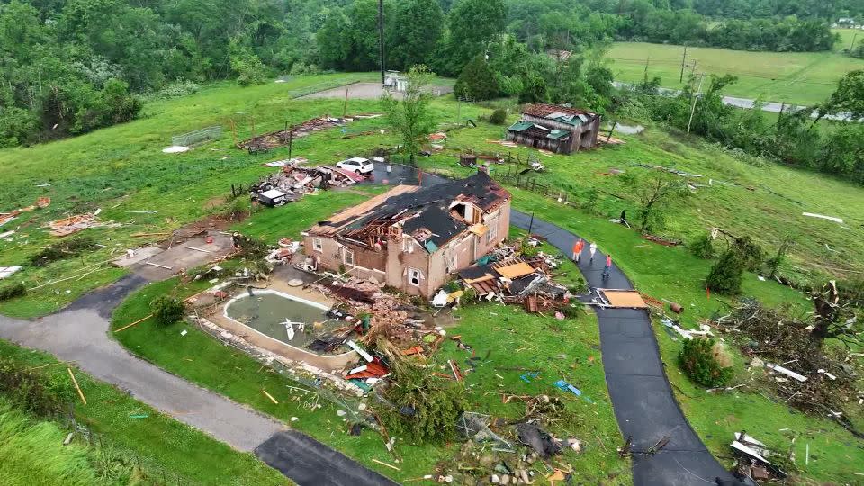 Damage in Columbia, Tennessee, from a tornado. - WxChasing/LSM