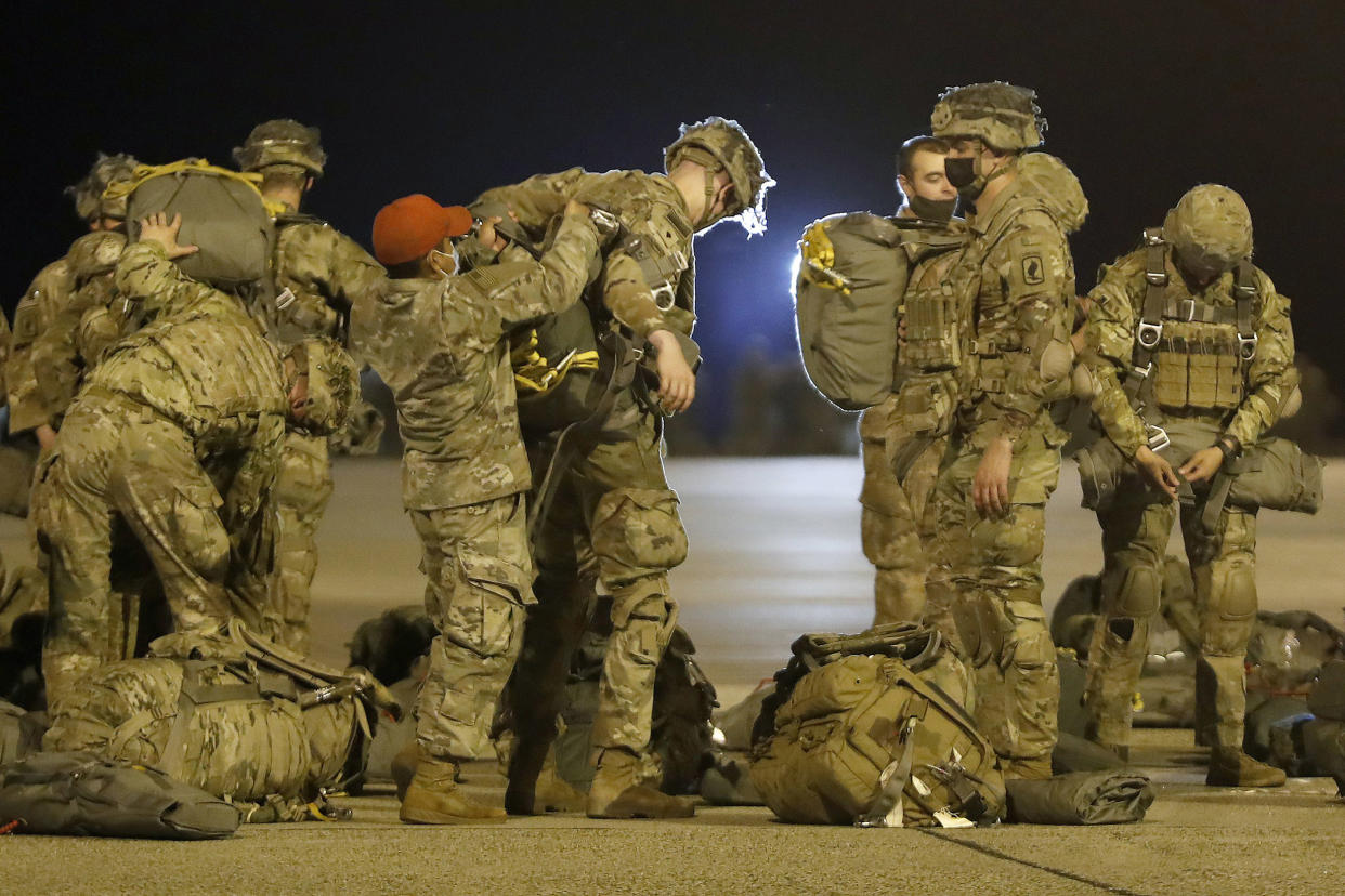 Image: U.S. paratroopers of the 173rd airborne brigade of the United States Army prepare to board an aircraft in Papa, Hungary, (Laszlo Balogh / AP)