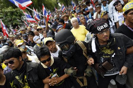 Protesters against an amnesty bill march towards police barricades on the main road near the government and parliament buildings in central Bangkok November 7, 2013. REUTERS/Damir Sagolj