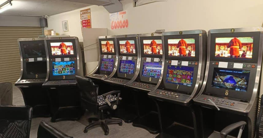桃園區某商辦大樓二樓電玩店驚見超過150台的賭博電玩設備。（圖／翻攝畫面)