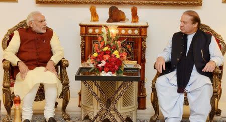 Pakistani Prime Minister Nawaz Sharif (R) talks with his Indian counterpart Narendra Modi in Lahore, Pakistan, December 25, 2015. REUTERS/Press Information Department (PID)/Handout via Reuters