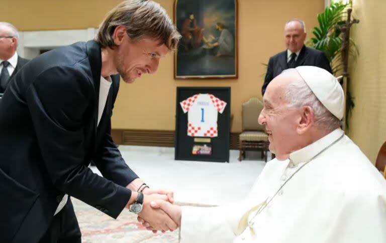 El afectuoso saludo de Luka Modric y el Papa Francisco