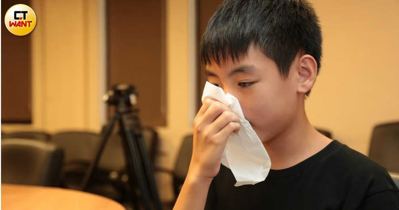 青少年罹患慢性鼻竇炎恐導致注意力不集中，建議採取更積極的治療方式，除了手術之外也要搭配規律鼻腔沖洗與藥物。（示意圖／周志龍攝）