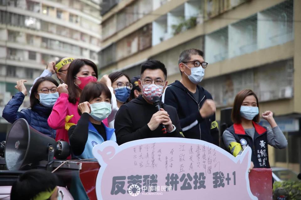 國民黨立院黨團以萊豬進口為由，提案凍結疾管署預算。圖為國民黨舉辦反萊豬公投的宣傳活動。   圖：翻攝自國民黨臉書