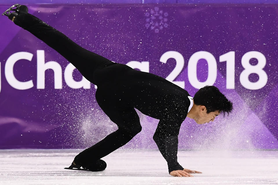 Nathan Chen falls