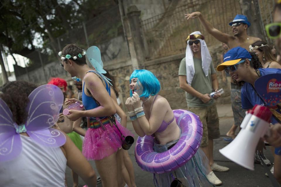 <p>Ausgelassene Feiernde bei der „Ceu na Terra“ (Himmel auf Erden) Straßenparty in Rio de Janeiro, Brasilien, am Samstag, den 25. Februar 2017. Während Rios gigantischem Karneval, der für viele das Highlight des Jahres ist, feiern die Narrenausgelassen zu Hunderten bei Open-Air-Partys in den Straßen. (Bild: Leo Correa/AP) </p>