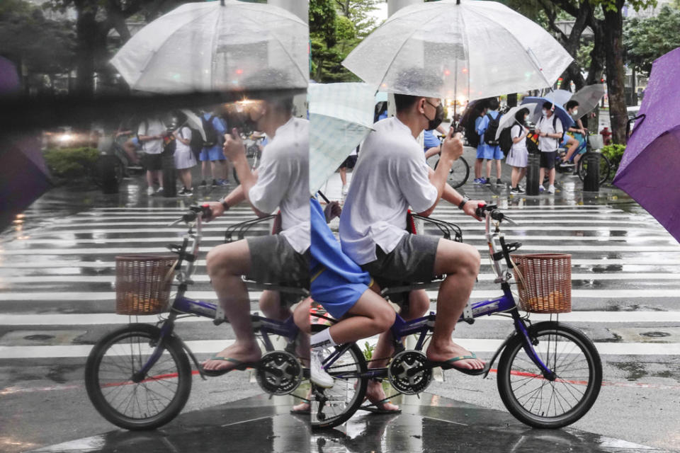 氣象局表示，10日鋒面北移各地降雨趨緩，預估周六還有一波較大雨勢。（黃子明攝）