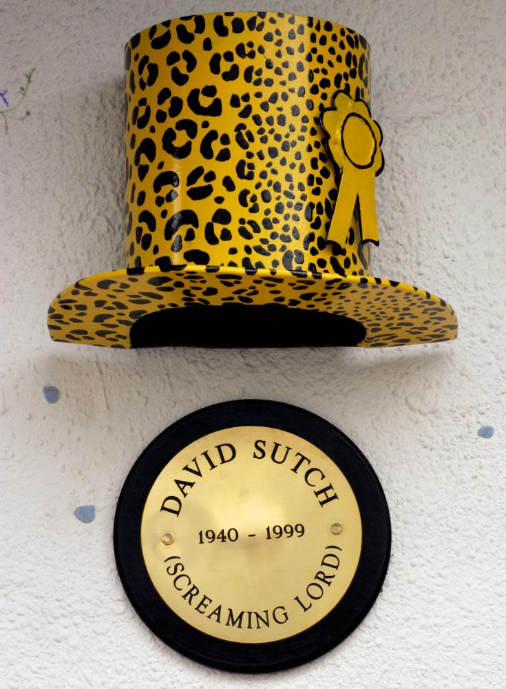 Memorial to Screaming Lord Sutch on the Neuadd Arms Hotel in Llanwrtyd Wells Powys Wales UKA5Y0AC Memorial to Screaming Lord Sutch on the Neuadd Arms Hotel in Llanwrtyd Wells Powys Wales UK
