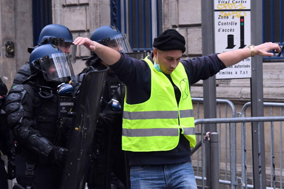 <p>A Bordeaux, place forte du mouvement et théâtre, chaque samedi, de heurts violents, les syndicats de police ont alerté vendredi les autorités nationales sur la situation « <em>critique</em> » et la « <em>lassitude morale et physique</em> » des forces de l’ordre, réclamant des moyens de lutte plus efficaces contre ce qui s’apparente à leurs yeux à une forme de « <em>guérilla urbaine</em> ».<br>(Crédit : Getty Images) </p>