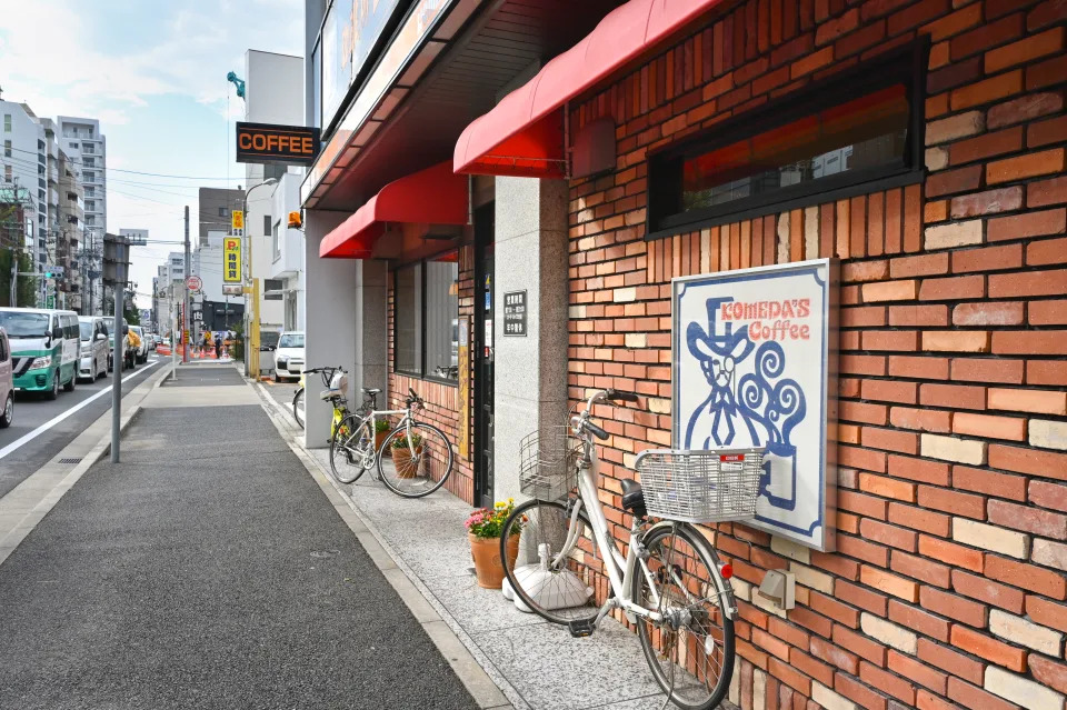 NIRAKU本業是彈珠機，集團在日本經營4間「LIZARRAN」西班牙餐廳及2間「KOMEDA」Cafe，對經營餐飲業有一定經驗。