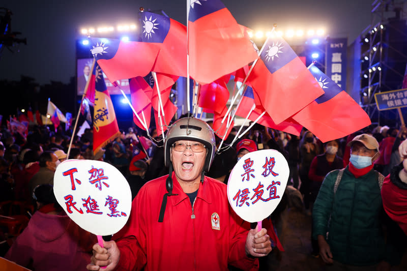 國民黨選前之夜造勢  民眾戴國旗帽相挺 國民黨「贏回中華民國」選前之夜造勢晚會12日在新 北市板橋第一運動場舉行，熱情民眾頭戴插滿國旗的 安全帽，並舉起自製標語看板到場力挺。 中央社記者吳家昇攝  113年1月12日 