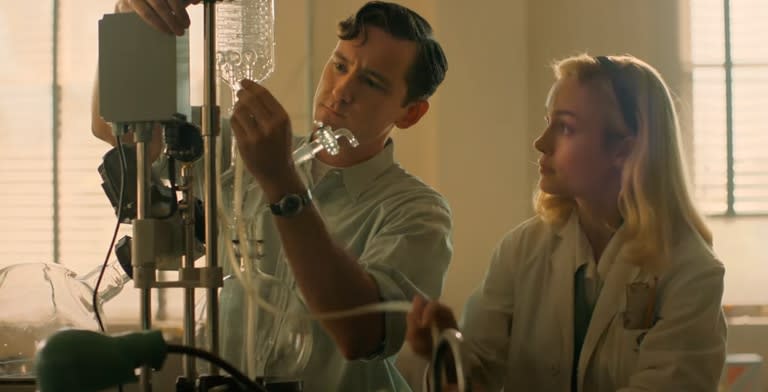 Lewis Pullman y Brie Larson en Lecciones de química