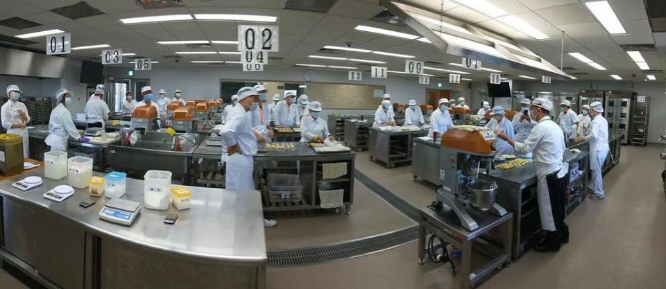 《圖說》新北市職業訓練中心今年首度與中華穀類食品工業技術研究所攜手合作，推出「傳統小吃創業技能班」。〈勞工局提供〉