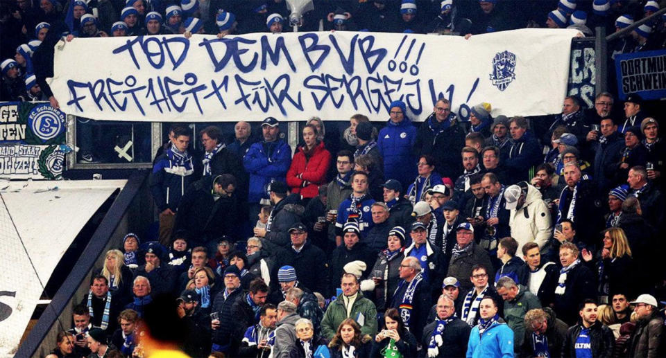 Geschmackloses Plakat von Schalke-Ultras (Bildquelle: bild.de)
