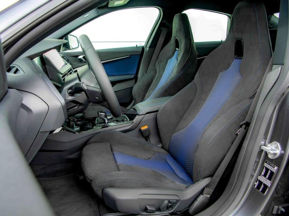 Alcantara麂皮桶型M款雙前座跑車座椅，搭配M款多功能真皮方向盤，完整釋放BMW M的熱血賽道基因。