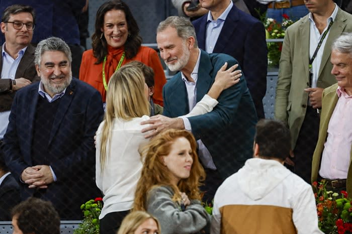 Felipe VI saluda a Maribel Nadal