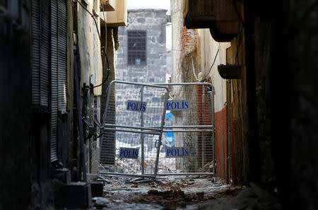 A police barrier blocks a narrow back alley of Sur, an historical district of southeastern province of Diyarbakir, Turkey, March 10, 2017. Picture taken March 10, 2017. REUTERS/Umit Bektas