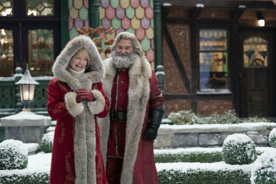 goldie hawn as mrs claus and kurt russell as santa claus in the christmas chronicles 2