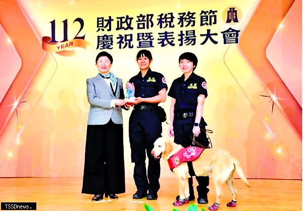 海關緝毒犬屢創佳績，在稅務節大會上接受表揚。