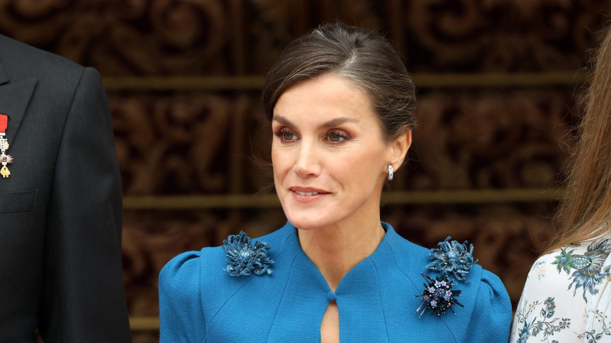  Queen Letizia oozed 1920s glamour as she stepped out in the perfect autumnal look featuring fur and embellished shoulders. 