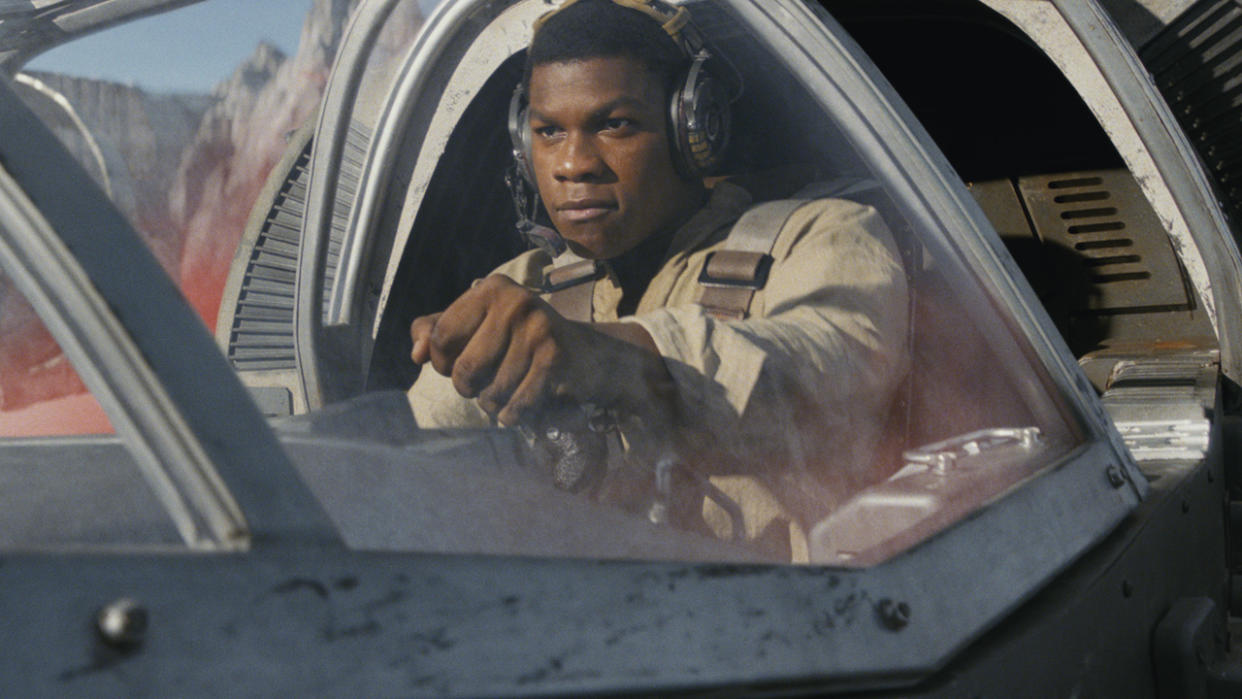  John Boyega's Finn piloting speeder in Star Wars: The Last Jedi 