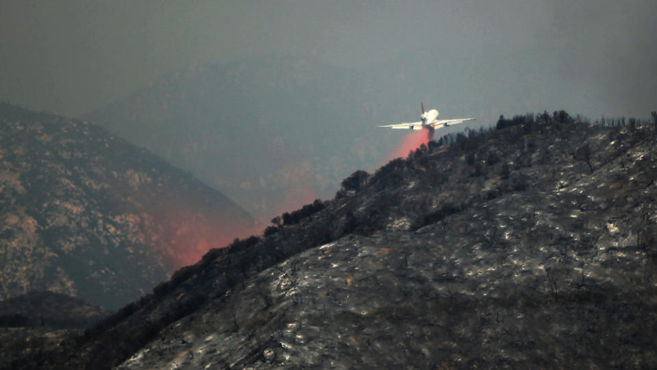 Terreno quemado en California tras un incendio. (AP Photo/Damian Dovarganes)