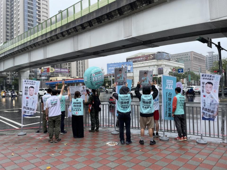 民眾黨團隊於交通熱點上吸引選民目光。   台灣民眾黨/提供