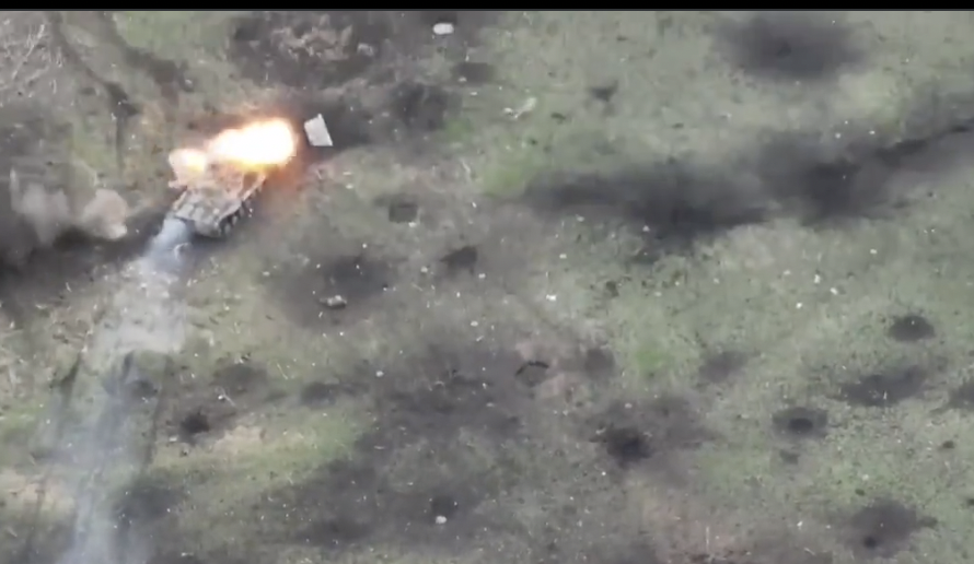 於沃迪亞內的俄軍步兵戰車遭摧毀，幸存俄軍只能徒步撤離。   圖：翻攝自推特用戶「Ukraine Weapons Tracker」