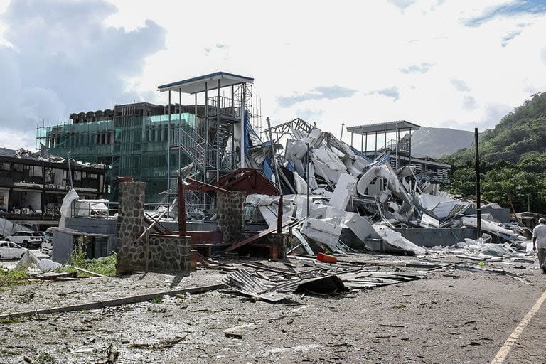 Infraestructura dañada tras una explosión en la zona industrial de Providence, en Mahe, el 7 de diciembre de 2023.