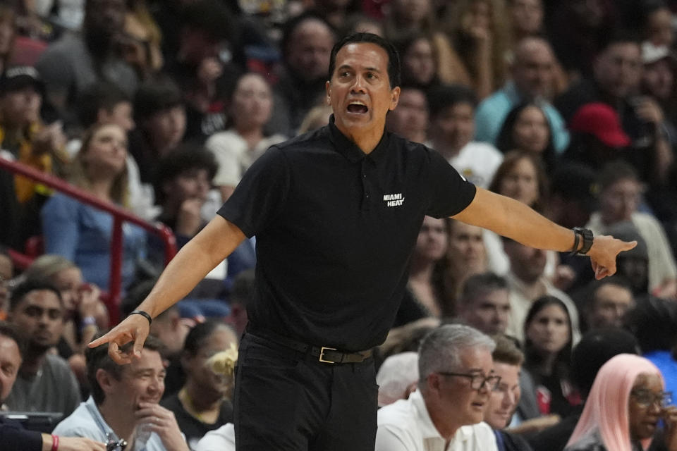 El entrenador del Heat de Miami, Erik Spoelstra, gesticula durante la segunda mitad de un partido de baloncesto de la NBA contra los Raptors de Toronto, el viernes 12 de abril de 2024, en Miami. (AP Foto/Marta Lavandier)