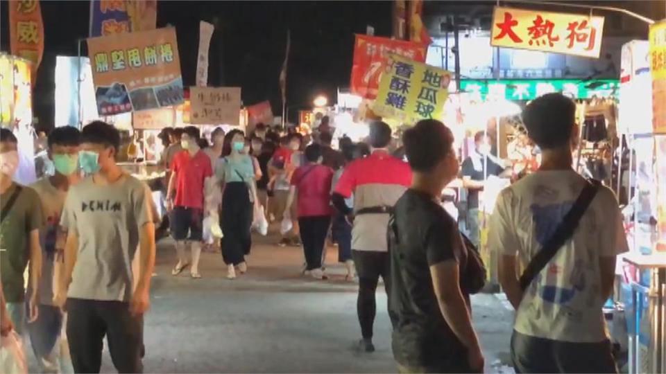 斗六夜市降級首晚人潮回流！　仍禁邊走邊吃　民眾：少了逛夜市樂趣